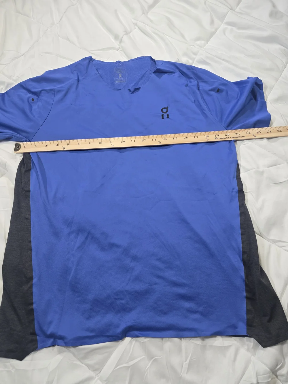 On Running ON Cloud Men Blue Short Sleeve V-Neck Running w Charcoal Side Panels